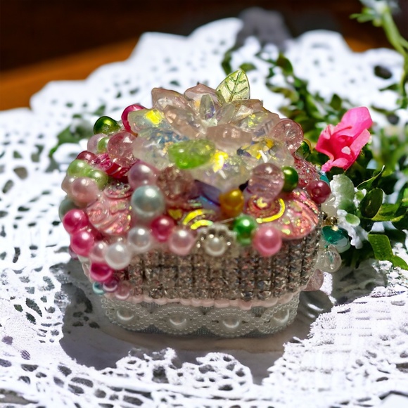 Embellished Ring Presentation Box - Picture 6 of 8